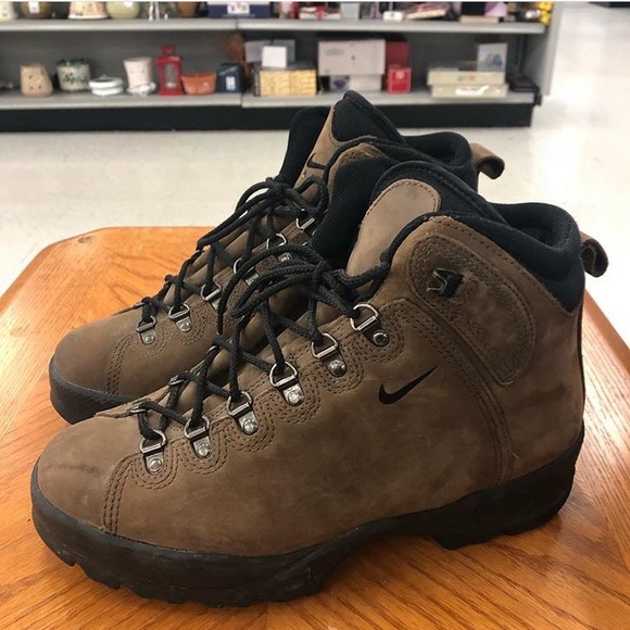 nike acg hiking boots